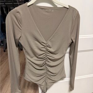Abercrombie & Fitch Ruched V-Neck Long Sleeve Bodysuit - Taupe